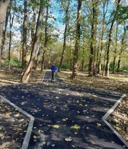 Доріжки в парковій зоні села Грузьке.